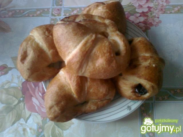 Drożdżowe rogaliki z budyniem Drożdżowe rogaliki z budyniem