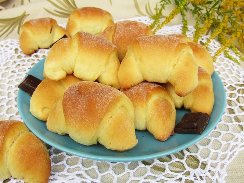 Drożdżowe rogaliki z czekoladą i rodzynkami Drożdżowe rogaliki z czekoladą i rodzynkami