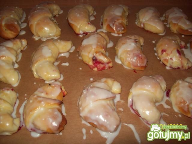 Drożdżowe rogaliki z dżemem