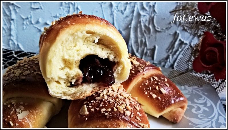 Drożdżowe rogaliki z dżemem agrestowym