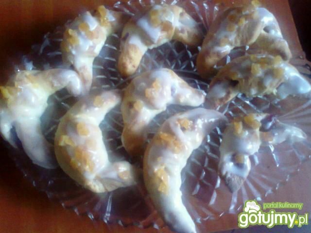 Drożdżowe rogaliki z dżemem różanym Drożdżowe rogaliki z dżemem różanym