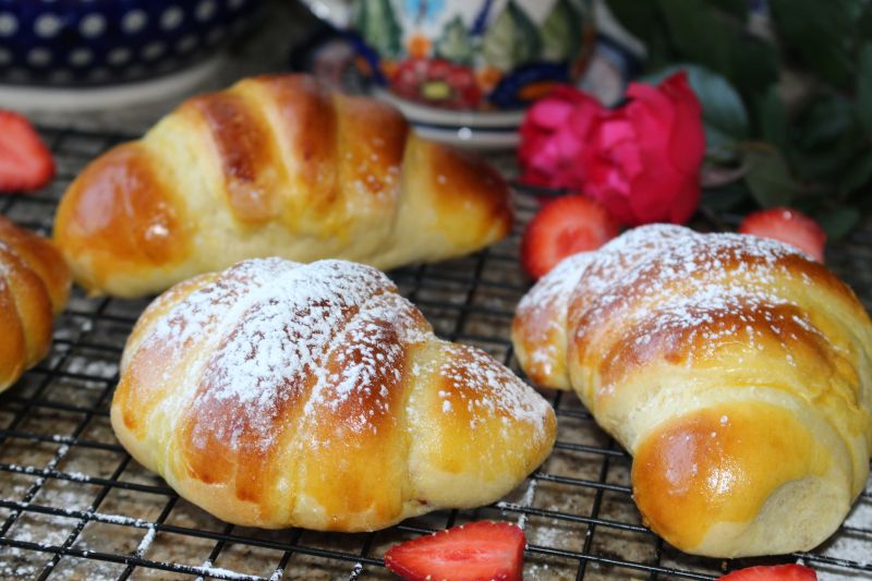 Drożdżowe rogaliki z konfiturą truskawkowo-różaną