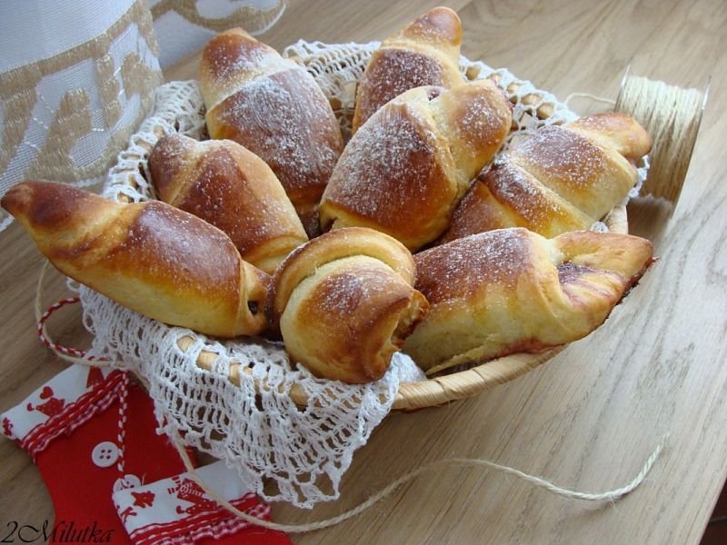 Drożdżowe rogaliki z konfiturą wiśniową  Drożdżowe rogaliki z konfiturą wiśniową
