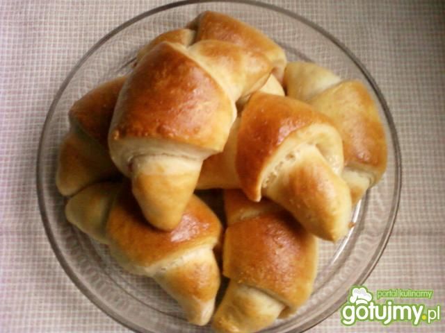 Drożdżowe rogaliki z kremem truskawkowym Drożdżowe rogaliki z kremem truskawkowym