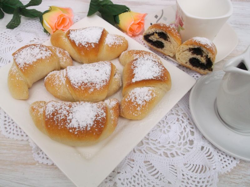 Drożdżowe rogaliki z makiem i rodzynkami