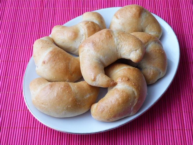 Drożdżowe rogaliki z masą makową