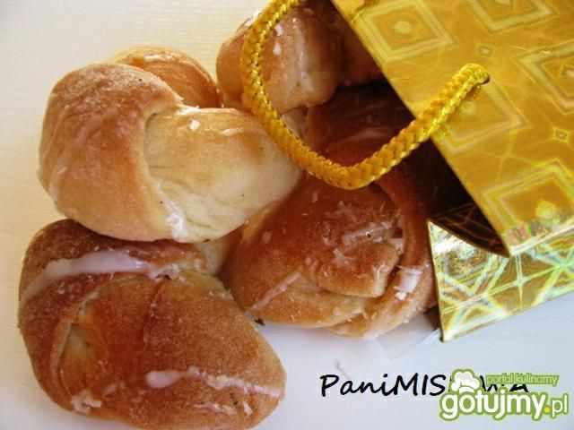 Drożdżowe rogaliki z pieczonym jabłkiem