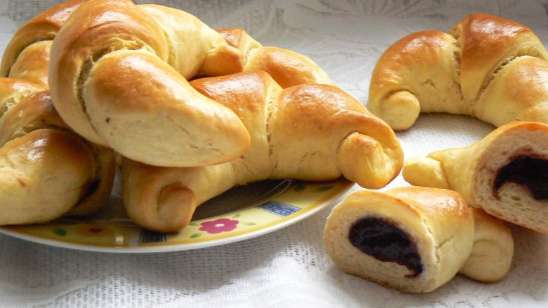 Drożdżowe rogaliki z powidłami Drożdżowe rogaliki z powidłami