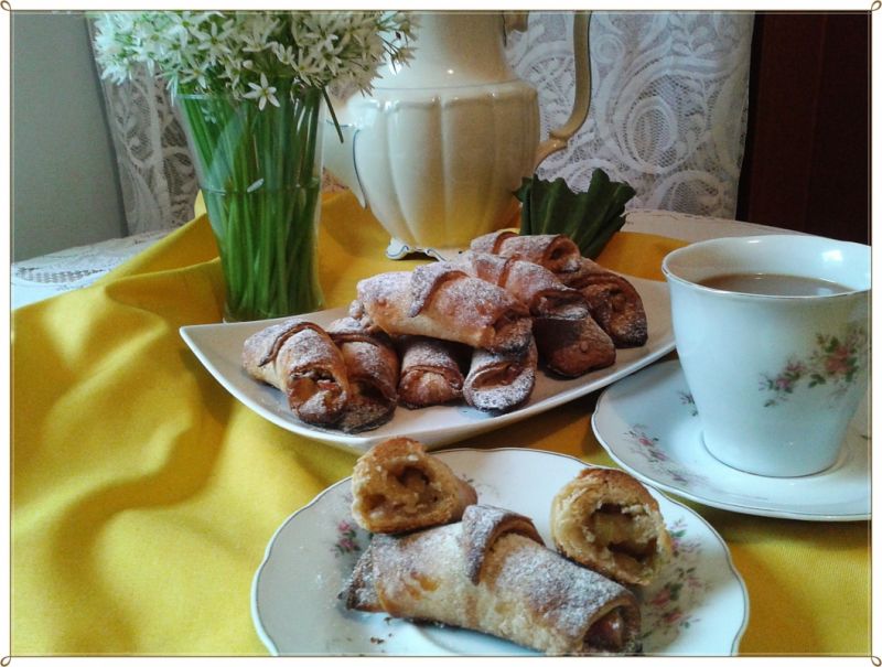 Drożdżowe rogaliki z rabarbarem