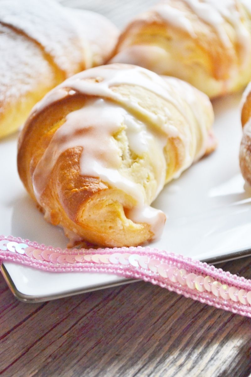 Drożdżowe rogaliki z truskawkami Drożdżowe rogaliki z truskawkami