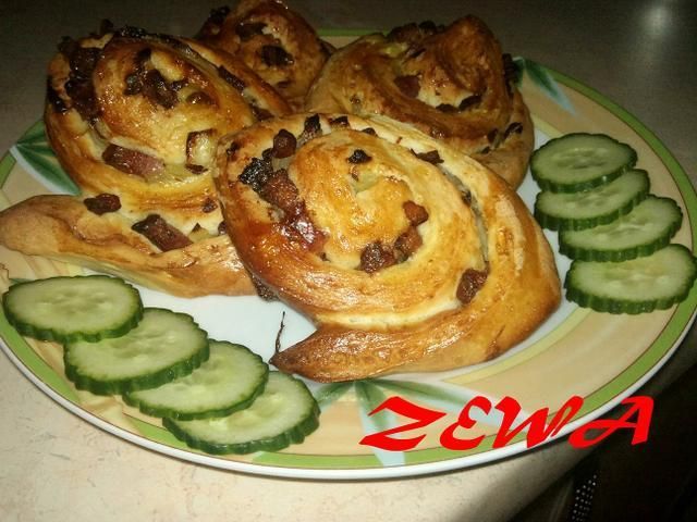 Drożdżowe roladki z boczkiem Drożdżowe roladki z boczkiem