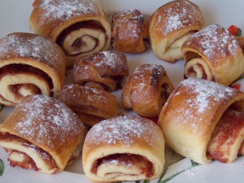 Drożdżowe roladki z marmoladą