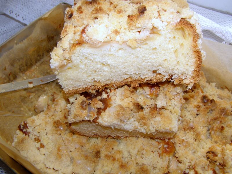 Drożdżowe rumowe z jabłkami, kruszonką