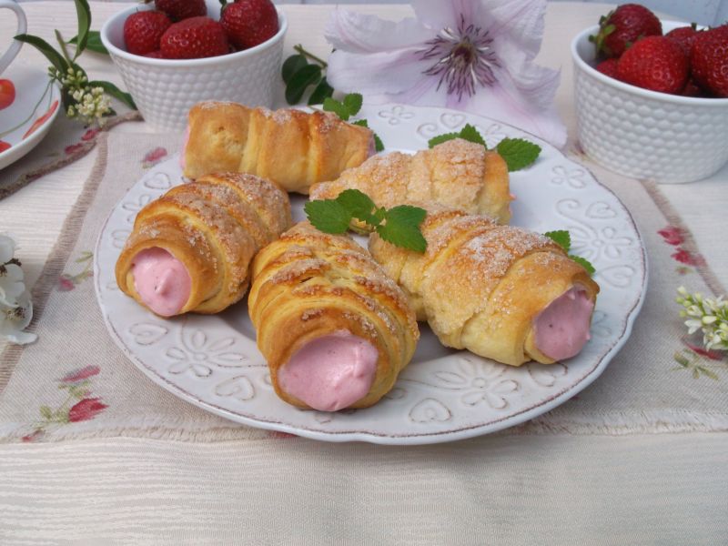 Drożdżowe rurki z truskawkowo-śmietanowym kremem Drożdżowe rurki z truskawkowo-śmietanowym kremem