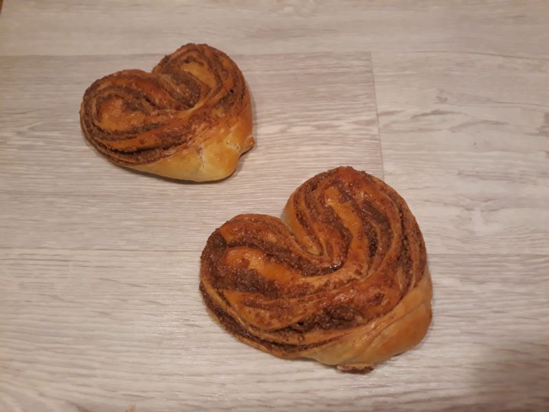 Drożdżowe serca z masą orzechową