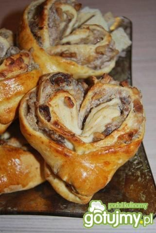 Drożdżowe serduszka serowo-orzechowe