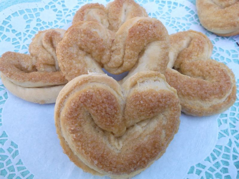 Drożdżowe serduszka z cukrem trzcinowym