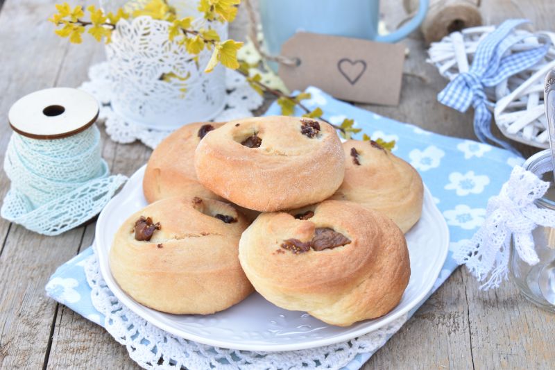 Drożdżowe ślimaczki na kremówce z suszoną figą Drożdżowe ślimaczki na kremówce z suszoną figą