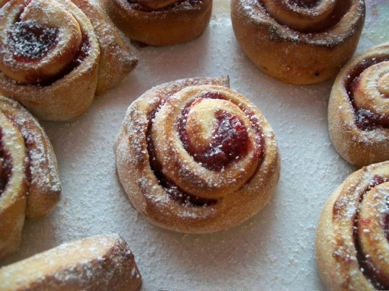 Drożdżowe ślimaczki z marmoladą Drożdżowe ślimaczki z marmoladą