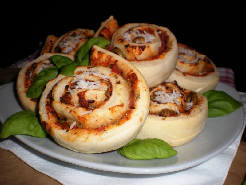 Drożdżowe ślimaczki z oliwkami i szynką