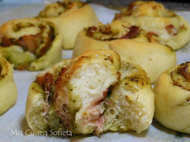 Drożdżowe ślimaczki z pesto i szynką