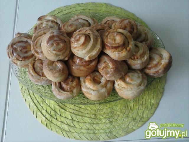 Drożdzowe ślimaczki z serem Drożdzowe ślimaczki z serem