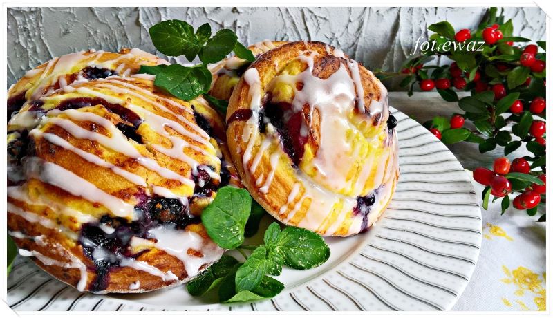 Drożdżowe ślimaczki z serem i jagodami 