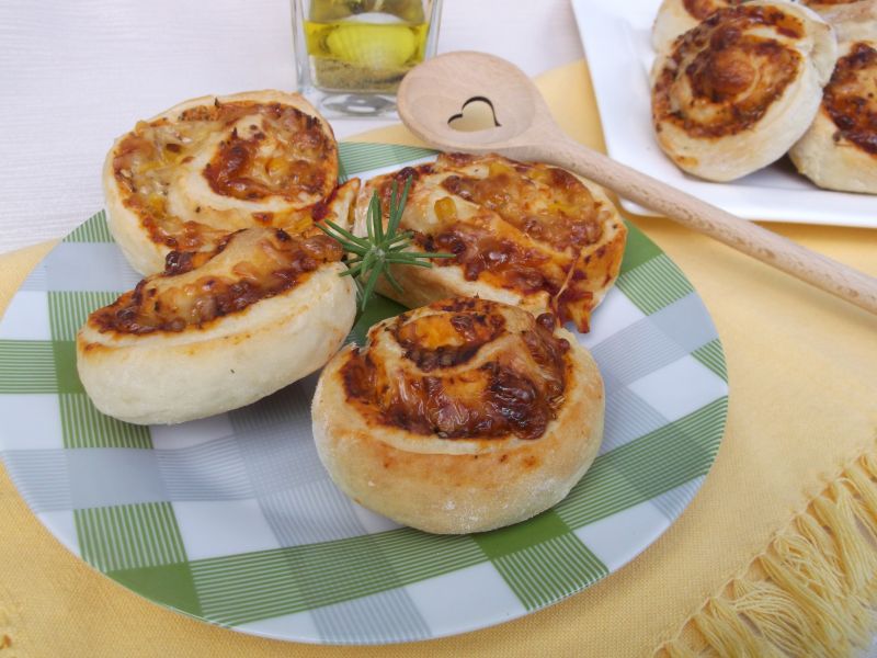 Drożdżowe ślimaczki z serem żółtym i kukurydzą Drożdżowe ślimaczki z serem żółtym i kukurydzą