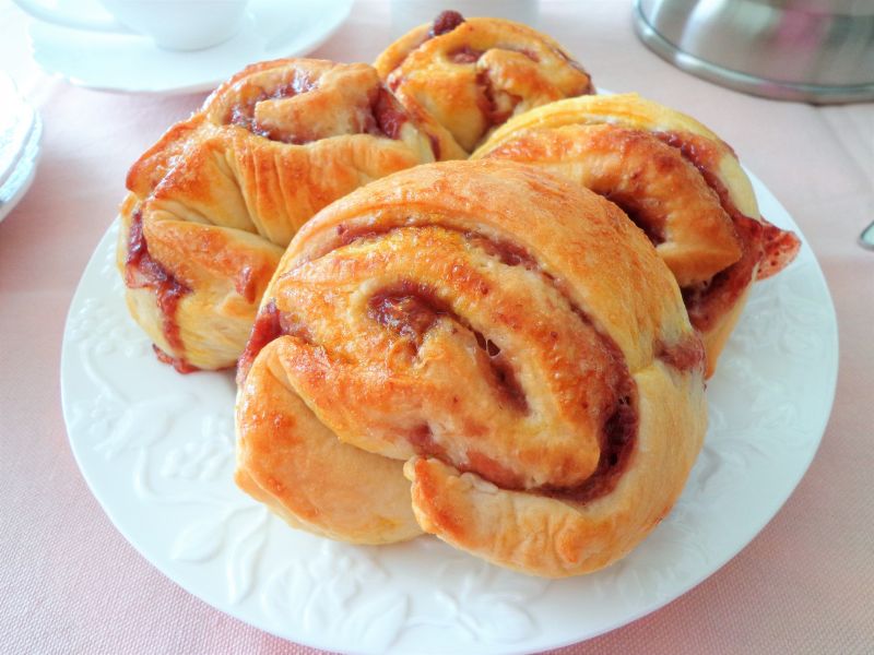 Drożdżowe ślimaczki z truskawkową konfiturą