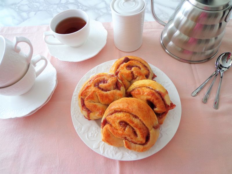 Drożdżowe ślimaczki z truskawkową konfiturą