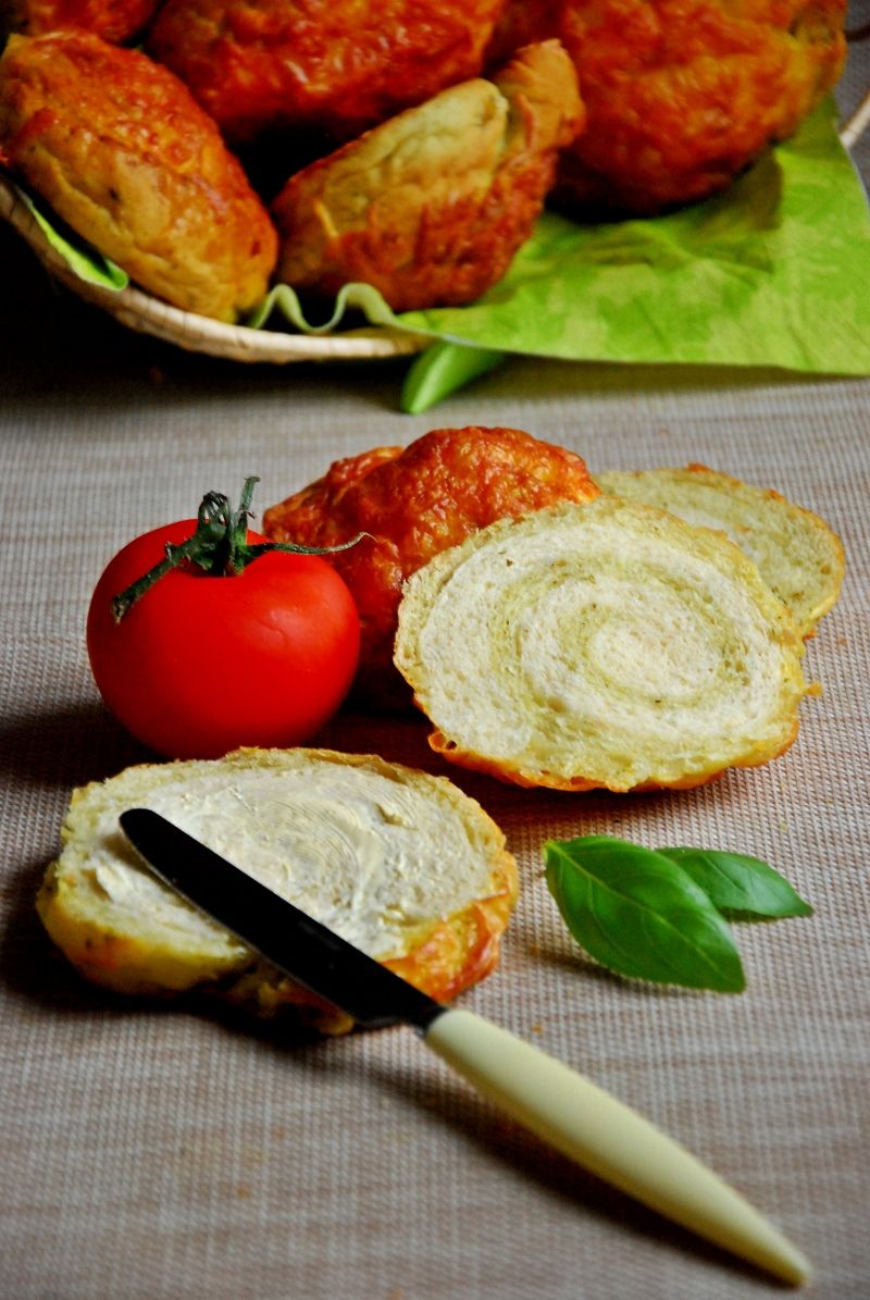 Drożdżowe ślimaki z bazyliowym pesto i mozarrellą Drożdżowe ślimaki z bazyliowym pesto i mozarrellą