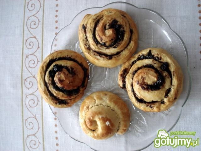 Drożdżowe ślimaki z dżemem porzeczkowym
