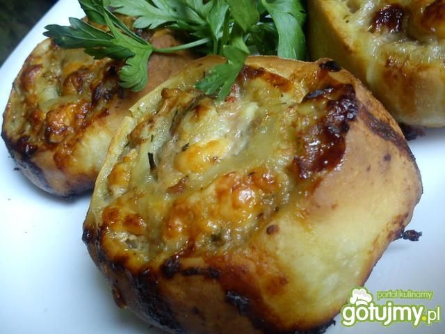 Drożdzowe ślimaki z mięsem i serem