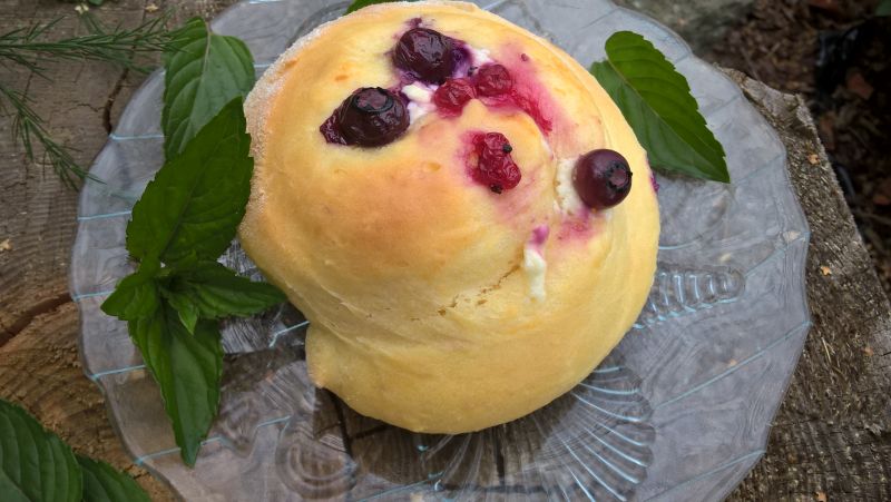 Drożdżowe ślimaki z serem i owocami