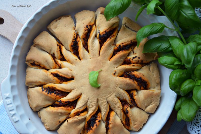 Drożdżowe "słoneczko" z kapuścianym farszem Drożdżowe "słoneczko" z kapuścianym farszem