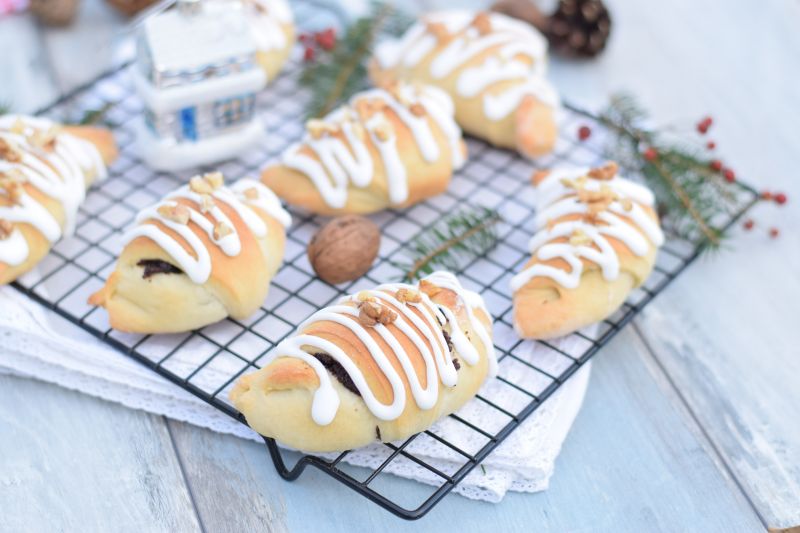 Drożdżowe świąteczne rogale z makiem i lukrem Drożdżowe świąteczne rogale z makiem i lukrem