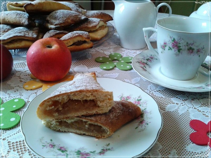 Drożdżowe trójkąty z jabłkami Drożdżowe trójkąty z jabłkami