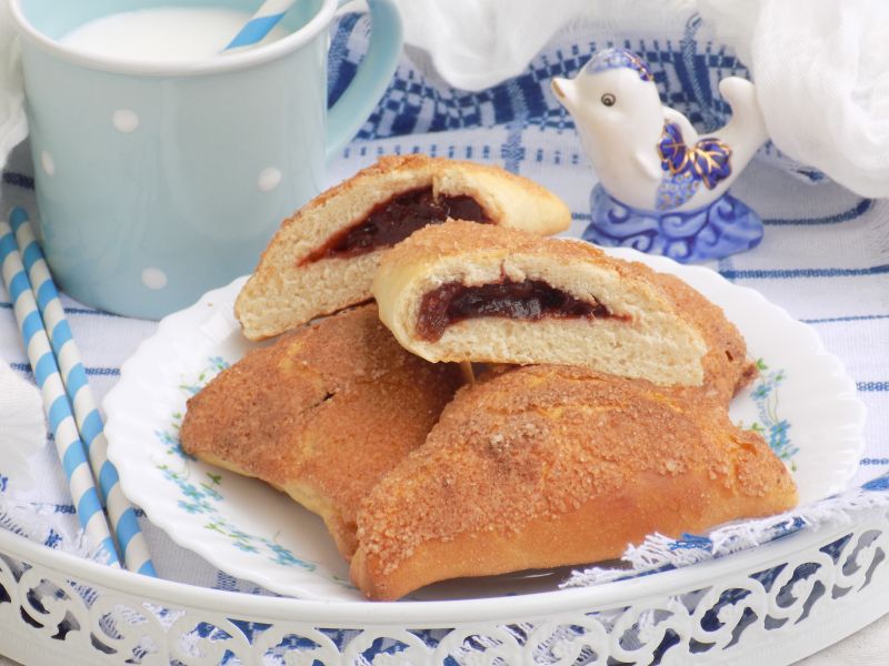 Drożdżowe trójkąty z powidłem i cynamonem  Drożdżowe trójkąty z powidłem i cynamonem