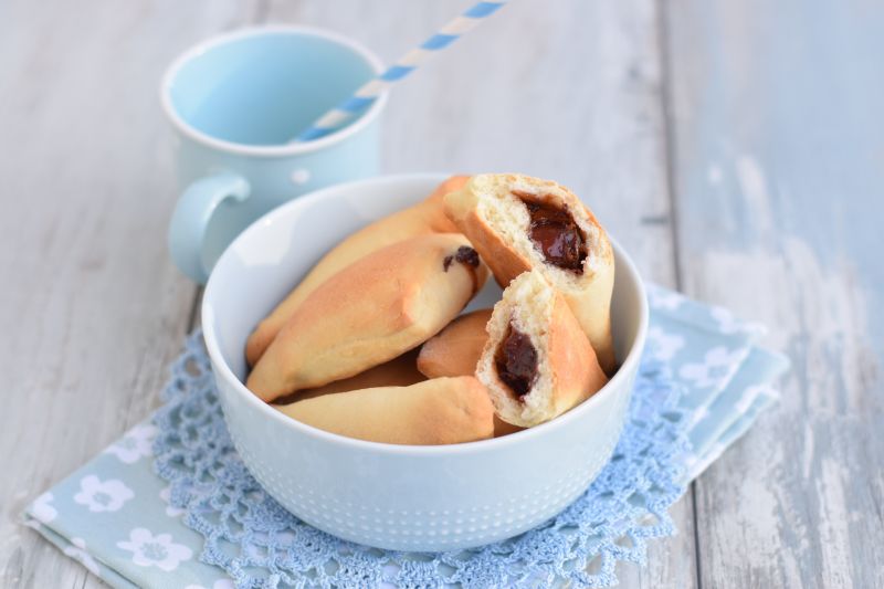 Drożdżowe trójkąty z powidłem i daktylami