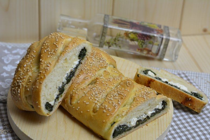 Drożdżowe warkoczyki ze szpinakiem i serem feta Drożdżowe warkoczyki ze szpinakiem i serem feta