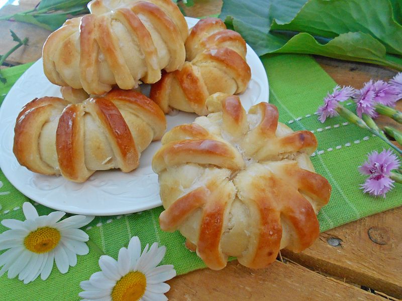 Drożdżowe wianuszki z kawowym serem Drożdżowe wianuszki z kawowym serem