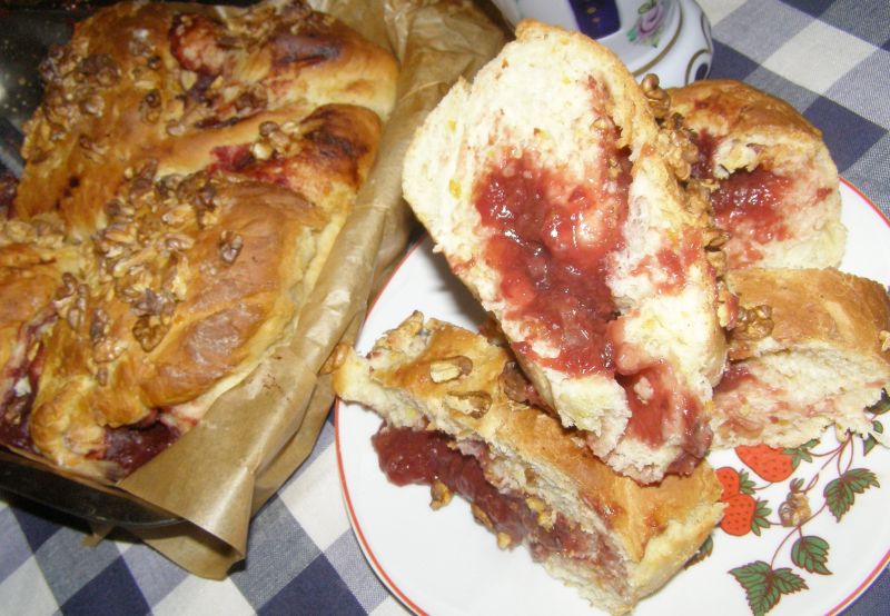 Drożdżowe z dżemem,orzechami