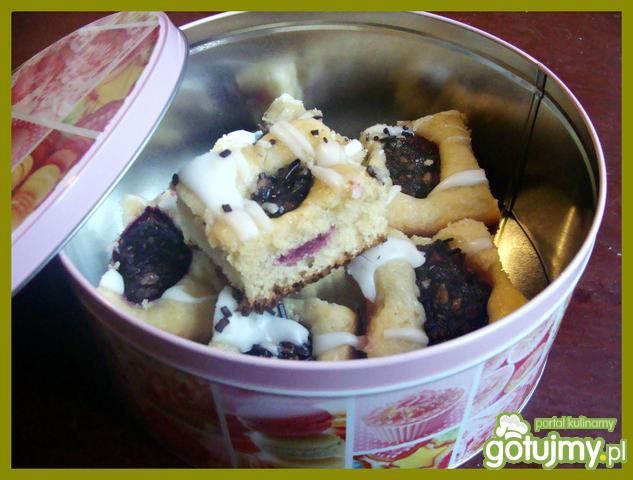 Drożdżowe z nadziewanymi śliwkami  Drożdżowe z nadziewanymi śliwkami