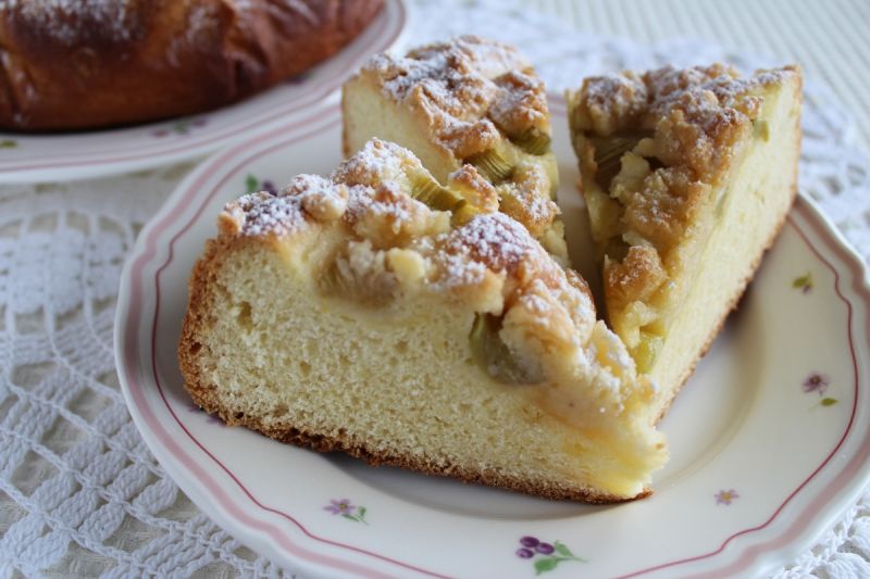 Drożdżowe z rabarbarem i migdałową kruszonką Drożdżowe z rabarbarem i migdałową kruszonką