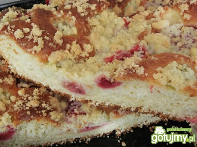 Drożdżowe z rabarbarem i truskawkami. Drożdżowe z rabarbarem i truskawkami.