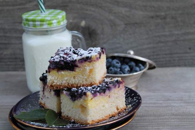 Drożdżowe z serem i jagodami