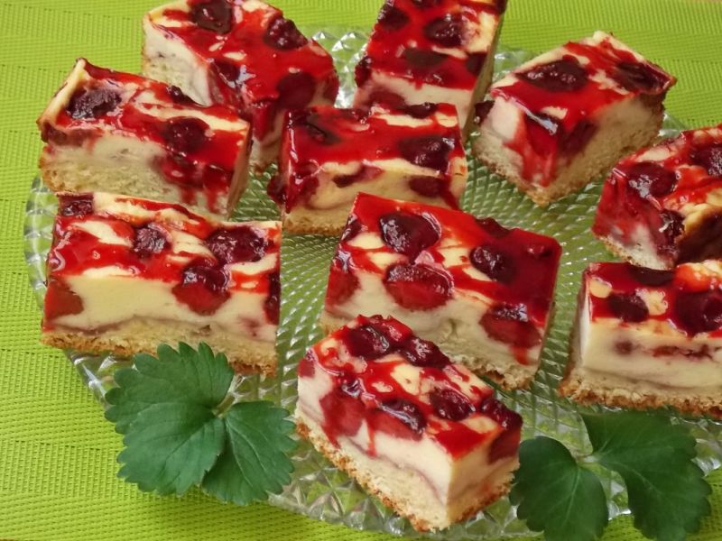 Drożdżowe z serem i karmelizowanymi truskawkami