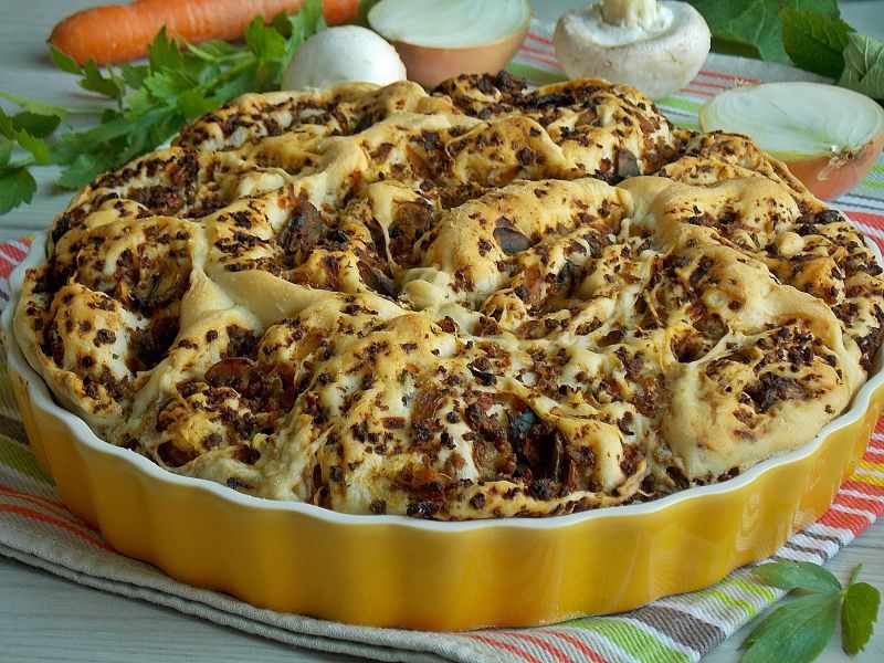 Drożdżowe z wołowiną i pieczarkami 