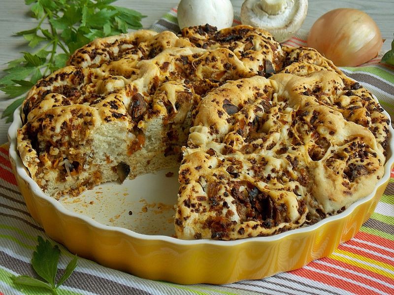 Drożdżowe z wołowiną i pieczarkami 
