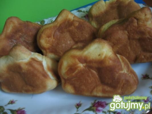 Drożdżowe zajączki z czekoladą i jagodam Drożdżowe zajączki z czekoladą i jagodam